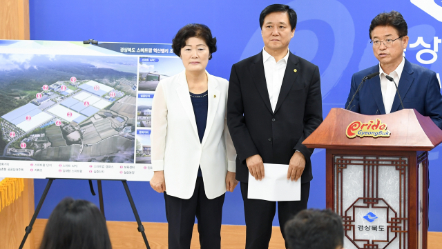 이철우 경북도지사가 2일 도청 브리핑실에서 2021년까지 상주시 사벌면 일대 50㏊에 1천억원을 들여 조성하는 스마트팜 혁신밸리 유치 내용을 설명하고 있다. 연합뉴스