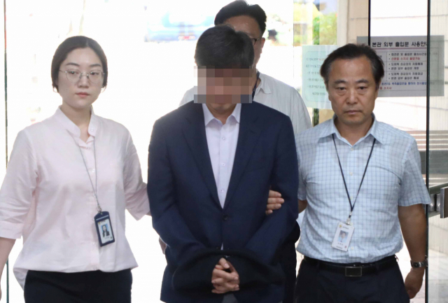 노조와해 의혹 혐의를 받는 전 삼성전자 인사 담당 전무 목 모씨가 6일 오전 영장실질심사를 받기 위해 서초동 서울지법에 출석하고 있다. 연합뉴스…