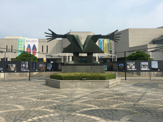 2018대구사진비엔날레 D-30일을 앞두고 전국사진학과연합전이 대구문화예술회관 야외광장에서 열리고 있다. 대구문화예술회관 제공