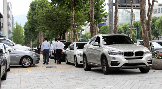 7일 오후 서울 강남구 영동대로의 한 BMW 코오롱모터스 매장 앞 인도에 최근 화재 논란을 빚고 있는 BMW 520d를 비롯한 차량들이 주차돼 있다. 연합뉴스