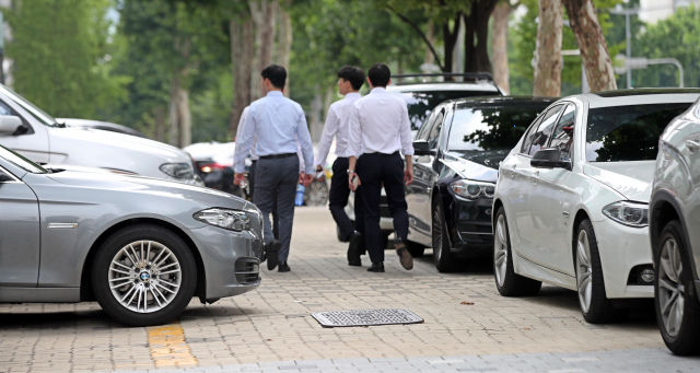 7일 오후 서울 강남구 영동대로의 한 BMW 코오롱모터스 매장 앞 인도에 최근 화재 논란을 빚고 있는 BMW 520d를 비롯한 차량들이 주차돼 있다. 연합뉴스