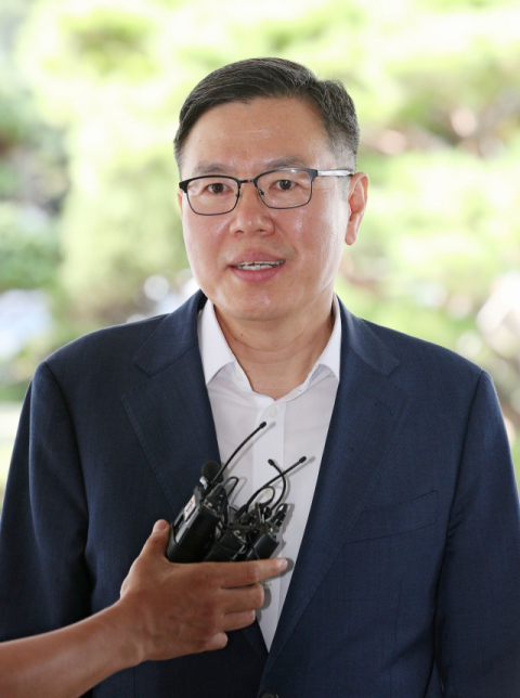 이부망천 (이혼하면 부천살고, 망하면 인천 산다) 발언으로 고발된 정태옥(무소속 ·북구 갑) 국회의원이 7일 오전 대구 지방검찰청으로 출석하고 있다. 정 의원은 TV 프로그램에 출연해 인천과 부천시민들을 비하하는 발언을 한 혐의(공직선거법 위반, 명예훼손 등)를 받고 있다. 김영진 기자 kyjmaeil@msnet.co.kr