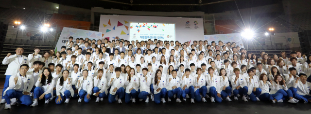 7일 오후 서울 송파구 올림픽공원 핸드볼경기장에서 열린 자카르타-팔렘방 아시안게임 국가대표선수단 결단식에서 선수들이 이낙연 국무총리 등 참석자들과 함께 파이팅을 외치고 있다. 연합뉴스