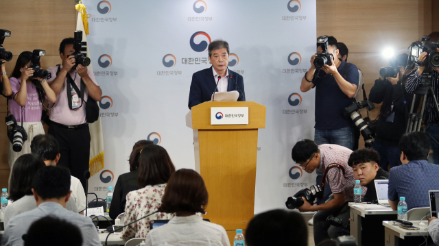 김진경 국가교육회의 대입제도개편 특별위원회 위원장이 7일 서울 세종로 정부서울청사에서 국가교육회의 2022학년도 대입제도 최종 권고안을 발표하고 있다. 연합뉴스