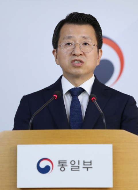 백태현 통일부 대변인이 7일 오후 서울 종로구 정부서울청사에서 북측에 불법입국해 단속된 뒤 이날 판문점을 통해 돌아온 서모씨에 대해 브리핑을 하고 있다. 북측은 전날 오전 조선적십자회 중앙위원회 명의 통지문을 통해 지난달 22일 북측 지역에 불법 입국해 단속된 서씨를 돌려보내겠다고 통보해왔으며 우리측은 전날 오후 인수 의사를 전했다. 연합뉴스