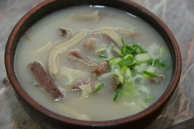 토렴해 밥을 말은 곰탕. 자료사진. 매일신문DB