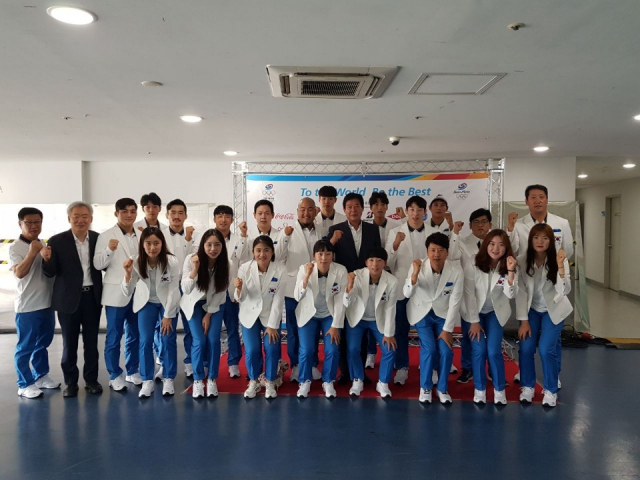 아시안게임에 출전하는 대구시 소속 선수단이 7일 대한민국 선수단 결단식 직후 권오춘 사무처장 등 대구시체육회 관계자와 함께 선전을 다짐하고 있다. 대구시체육회 제공