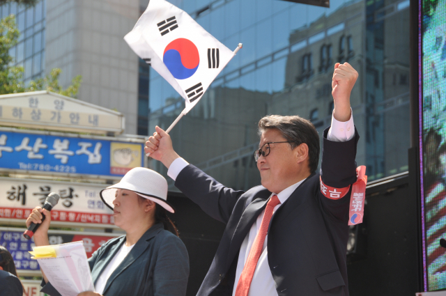 2017년 8월 22일 자유한국당 당사 앞에서 진행된 태극기집회에 조원진 대한애국당 대표가 참석해 인사하는 동영상이 유튜브에 올려져 있다. 동영상 캡쳐