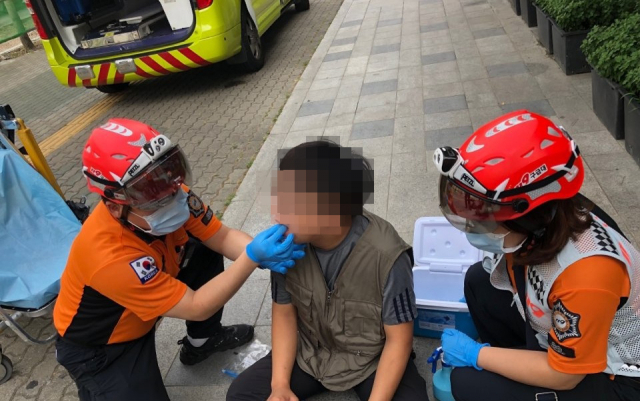 119구급대원이 폭염으로 쓰러진 환자를 조치하고 있다. 대구소방안전본부 제공