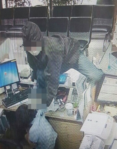 포항 용흥동 새마을금고에 침입한 강도가 흉기로 직원을 위협하며 돈을 요구하고 있다. CCTV 화면