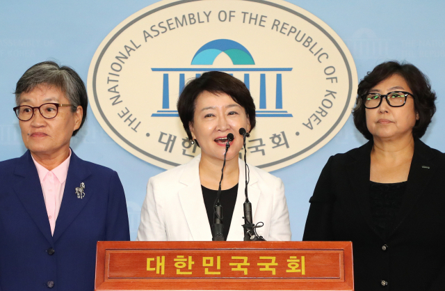 권은희 전 국회의원이 8일 오전 국회 정론관에서 바른미래당 당대표 출마 선언 기자회견을 하고 있다. 연합뉴스