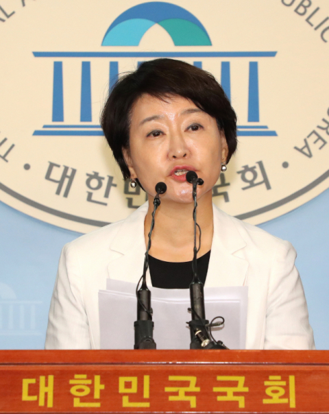 권은희 전 국회의원이 8일 오전 국회 정론관에서 바른미래당 당대표 출마 선언 기자회견을 하고 있다. 연합뉴스