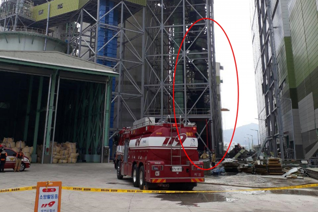 8일 오전 경기도 포천시 신북면의 석탄화력발전소에서 폭발사고가 나 관계자들이 사고현장을 수습하고 있다. 이 사고로 근로자 1명이 숨지고 4명이 다쳤다. 연합뉴스
