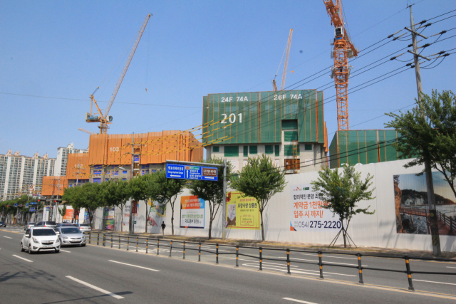 8일 오후 포항 두호주공 1, 2차 아파트 재건축 공사가 한창 진행되고 있다. 배형욱 기자