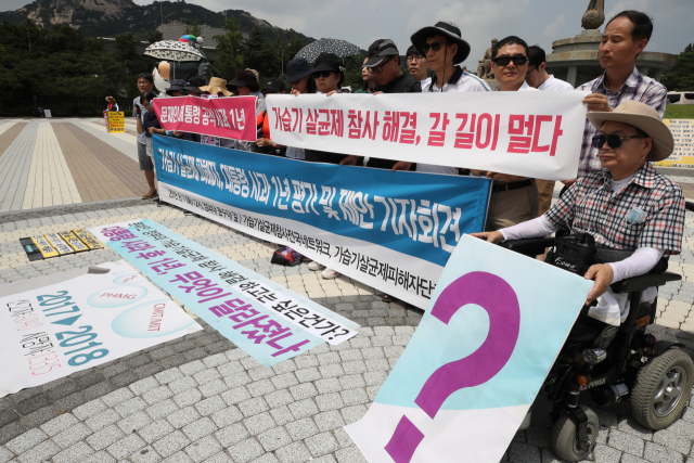 7일 서울 청와대 분수대 앞에서 가습기 살균제 피해자단체, 가습기 살균제 참사 전국네트워크 관계자들이 대통령 사과 1년 평가 및 제안 기자회견을 하고 있다. 연합뉴스
