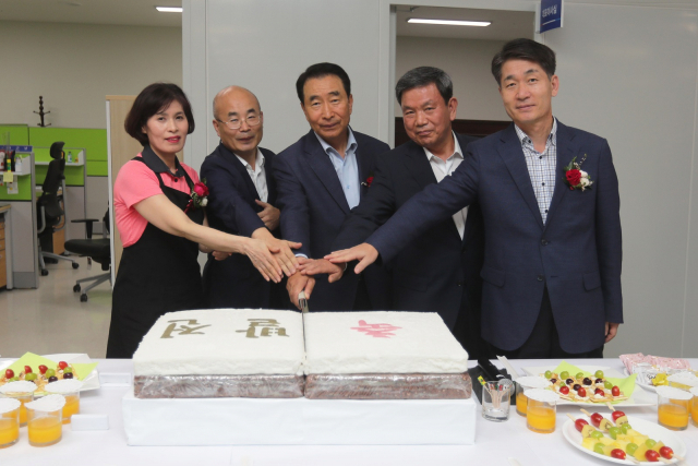 한국도로공사 이강래(사진 중앙) 사장이 최근 비정규직의 정규직 전환을 축하하는 떡을 절단하고 있다. 한국도로공사 제공