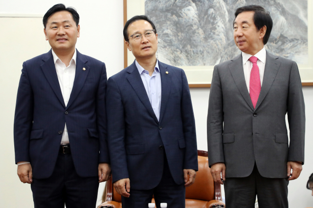 더불어민주당 홍영표(가운데) 원내대표가 자유한국당 김성태(오른쪽), 바른미래당 김관영 원내대표와 특활비 관련 합의와 하반기 국회 일정 등을 논의하기 위해 8일 국회 운영위원장실에서 만나 발언하고 있다. 연합뉴스