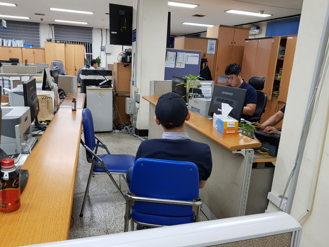 경찰에 자수한 새마을금고 강도사건 용의자 A(37) 씨가 8일 경찰서에서 조사를 받고 있다. 배형욱 기자
