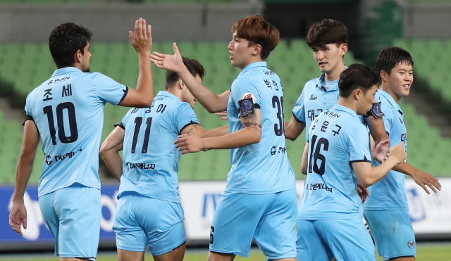 8일 대구스타디움에서 열린 2018 KEB하나은행 FA컵 16강전 대구FC와 양평FC의 경기. 득점한 대구 선수들이 기쁨을 나누고 있다. 연합뉴스
