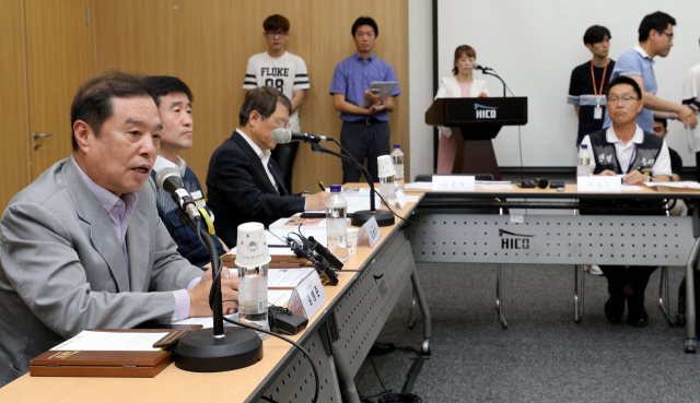 자유한국당 김병준 비상대책위원장이 9일 오전 경주화백컨벤션센터에서 열린 탈원전 정책 재고를 위한 국민경청회에서 인사말을 하고 있다. 김영진 기자 kyjmaeil@msnet.co.kr