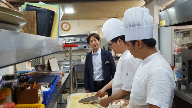 지은이 장영진씨가 장어의 육질과 신선도를 최대한 살릴 수 있는 요리법에 대해 직원들과 이야기를 나누고 있다. 지은이는