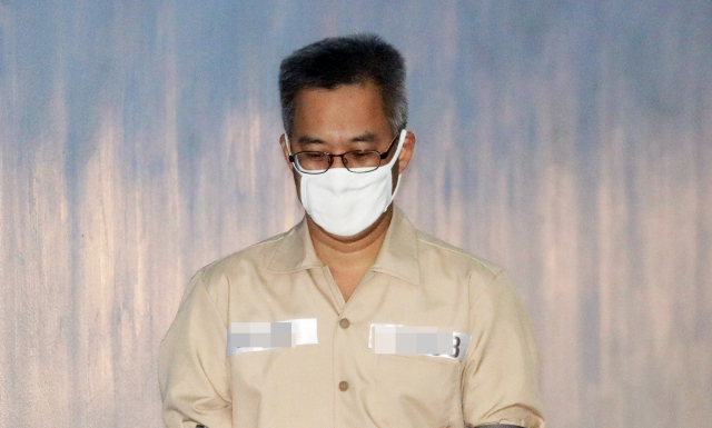 드루킹 김동원씨가 아내 유사강간 및 폭행 혐의 공판을 받기 위해 6일 오후 호송차에서 내려 서울지법 법정으로 가고 있다. 연합뉴스