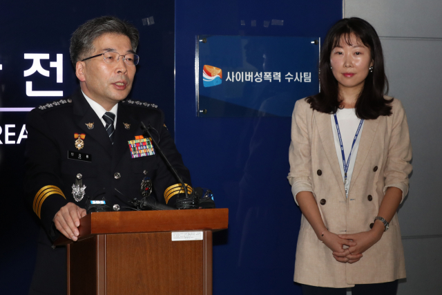 9일 오전 서울 서대문구 경찰청에서 열린 사이버성폭력 수사팀 현판식에서 민갑룡 경찰청장이 홍혜정 사이버성폭력수사팀장을 격려하고 있다. 수사팀은 사이버성폭력 범죄 단속·대응 강화를 목표로 전문기술이 요구되는 고난도 사이버성폭력 사건 수사를 전담하게 된다. 연합뉴스