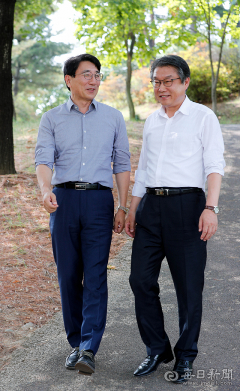 이승호(오른쪽) 대구시 경제부시장과 전우헌 경북도 경제부지사 내정자가 담소를 나누고 있다. 우태욱 기자 woo@msnet.co.kr