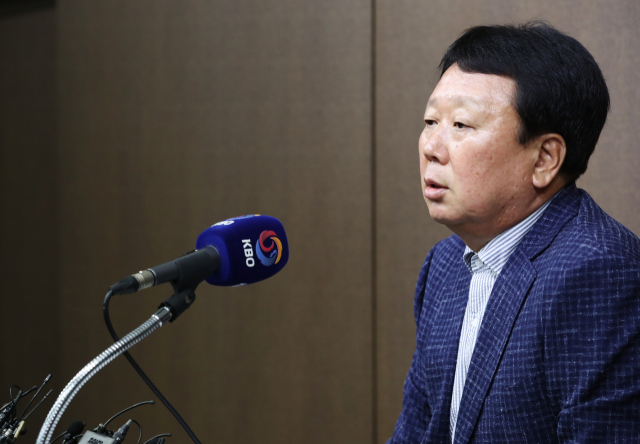 야구국가대표팀 선동열 감독이 11일 오후 서울 강남구 도곡동 KBO에서 2018 자카르타-팔렘방 아시안게임에 참가할 24명의 선수를 발표하고 있다. 연합뉴스