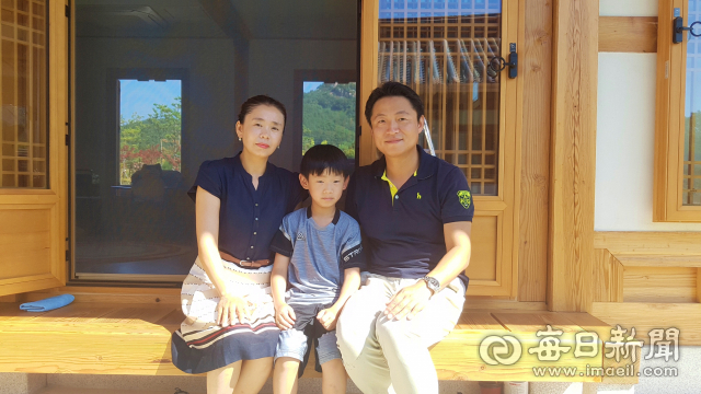 78대 1의 경쟁률을 뚫고 경북도청 신도시 한옥마을로 이사한 정유진(맨 오른쪽) 씨 가족. 정 씨 옆으로 막내아들과 아내 고은순 씨가 나란히 앉았다. 박영채 기자