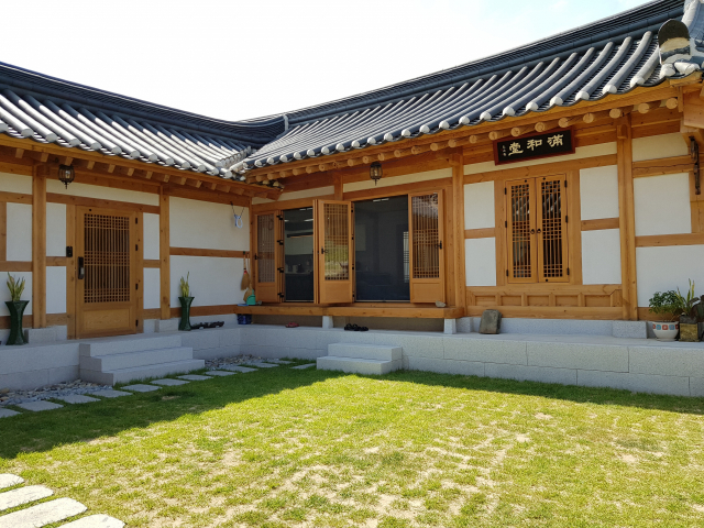 정유진 씨 가족의 행복으로 가득 차고 있는 한옥의 전경. 우측 위로 김관용 전 도지사가 소개한 서예가가 쓴 