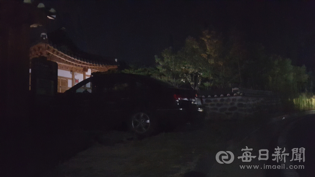 지난 4일 밤 경북도청 신도시 견복한옥주택에서 불이 켜져 있고, 밖에는 차량이 주차돼 있다. 박영채 기자