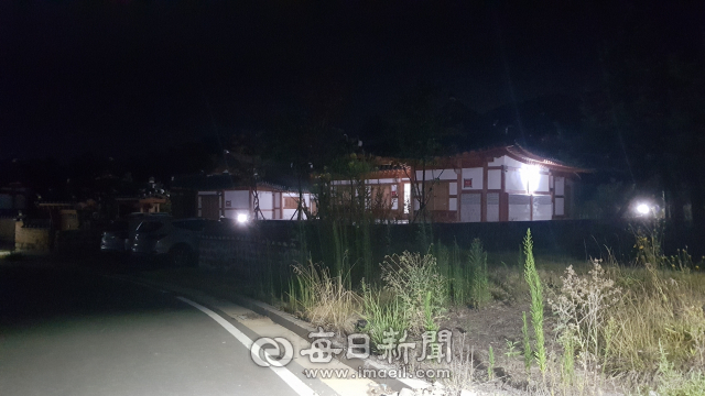 일반인 숙박을 허용하지 않는 경북도청 신도시 견본한옥주택에 지난달 29일 밤 불이 환하게 켜져 있다. 박영채 기자