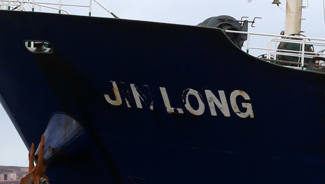 7일 경북 포항신항 7부두에 북한산 석탄을 운반한 것으로 알려진 진룽(Jin Long)호가 서 있다. 연합뉴스
