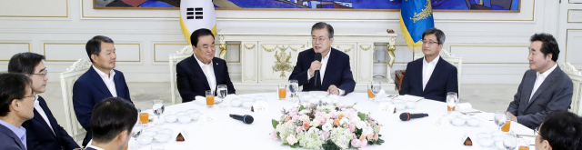 문재인 대통령이 10일 낮 청와대에서 열린 헌법 기관장 초청 오찬에서 발언하고 있다. 왼쪽부터 장하성 정책실장, 권순일 중앙선거관리위원장, 이진성 헌법재판소 소장, 문희상 국회의장, 문 대통령, 김명수 대법원장, 이낙연 국무총리. 연합뉴스