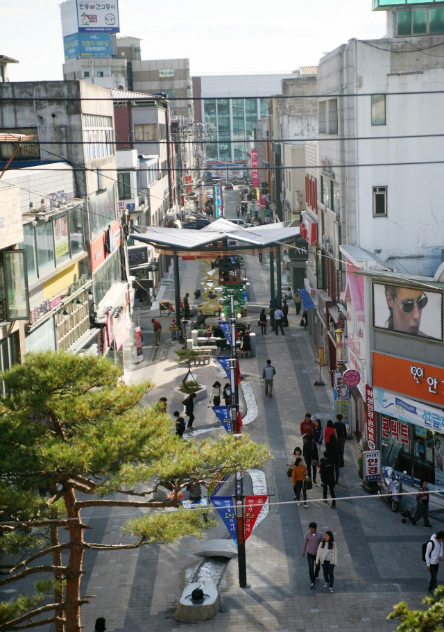 안동의 만세 운동은 경북에서 가장 많은 인명 피해가 발생할 만큼 강력하고 격렬했다. 1919년 3월 13일 이상동의 1인 시위를 시작으로 독립만세 운동은 27일 풍남면(현 풍천면) 하회 시위까지 모두 14회에 걸쳐 1만여 명이 참가했다. 사진은 당신 안동지역 최초 만세운동이 일어났던 신한은행 앞 광장과 문화의 거리. 김영진 기자