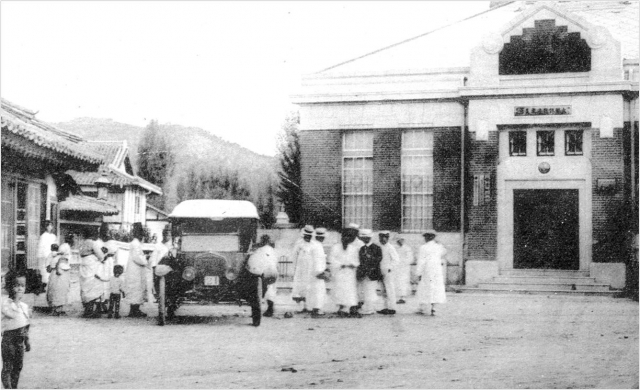 안동의 만세 운동은 경북에서 가장 많은 인명 피해가 날 만큼 강렬하고 격렬했다. 1919년 3월 13일 이상동의 1인 시위를 시작으로 독립만세 운동은 27일 풍남면(현 풍천면) 하회 시위까지 모두 14회에 걸쳐 1만여 명이 참가했다. 사진은 당시 안동면 1차 시위 장소 모습. 경상북도독립운동기념관 제공