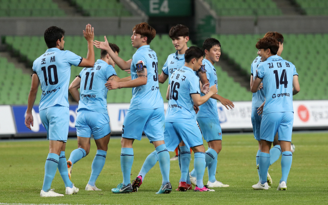8일 대구스타디움에서 열린 2018 KEB하나은행 FA컵 16강전 대구FC와 양평FC의 경기. 득점한 대구 선수들이 기쁨을 나누고 있다. 연합뉴스