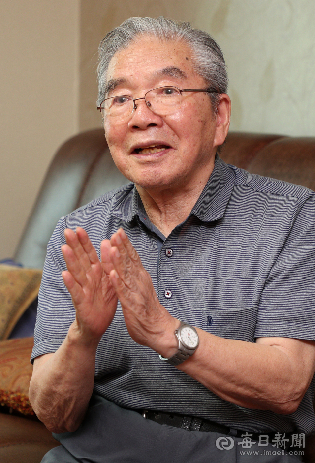 남북이산가족 상봉을 앞둔 박홍서(88) 옹이 10일 대구 수성구 자택에서 가족이 헤어지게 된 사연을 설명하고 있다. 성일권 기자 sungig@msnet.co.kr