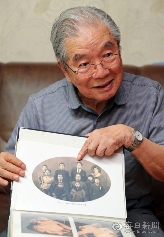 이산가족 상봉을 앞둔 박홍서(88) 씨가 1945년 1월 북한 황해도에서 촬영한 가족사진을 보여주고 있다. 성일권 기자 sungig@msnet.co.kr