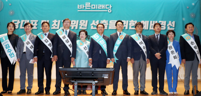바른미래당 당대표 후보 및 청년최고위원 후보가 10일 국회 의원회관에서 열린 정견 발표회에서 기념사진을 촬영하고 있다. 왼쪽부터 김수민 청년최고위원 후보, 하태경, 김영환, 장성철 신용현, 정운천, 장성민, 이수봉, 이준석, 권은희, 손학규 당대표 후보. 연합뉴스