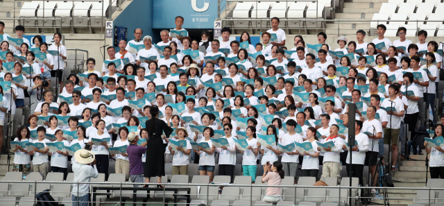 11일 오후 서울월드컵경기장에서 열린 남북노동자통일 축구대회 민주노총 대표팀과 북측 조선직업총동맹 경공업팀의 경기. 427 합창단이 축하공연을 하고 있다. 연합뉴스