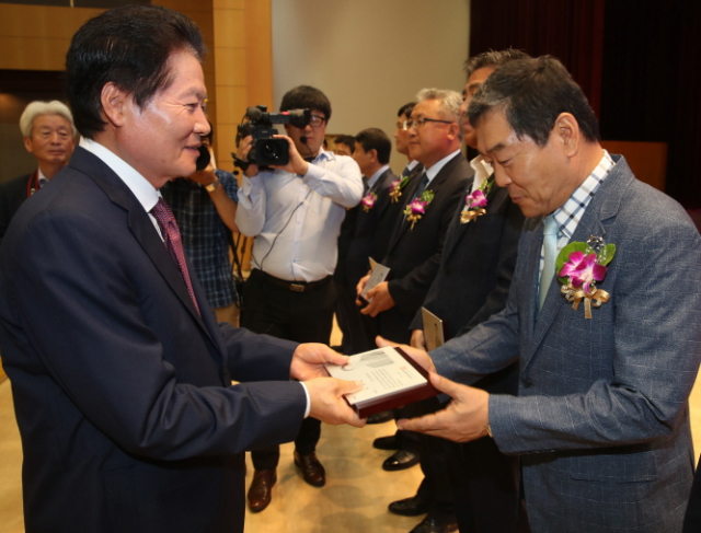 이열(오른쪽) 다산농협 조합장이 김병원 농협중앙회장으로부터 총화상을 받고 있다. 다산농협 제공