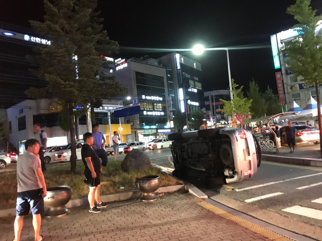 11일 오후 8시 15분쯤 안동시 옥동사거리 부근에서 A(46) 씨가 운전하던 차량이 전도돼 차량이 정체되는 일이 벌어졌다. 독자 제공