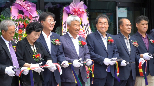 김천농협 부곡지점 이전 개점식 참가자들이 테이프 커팅을 하고 있다. 김천농협 제공