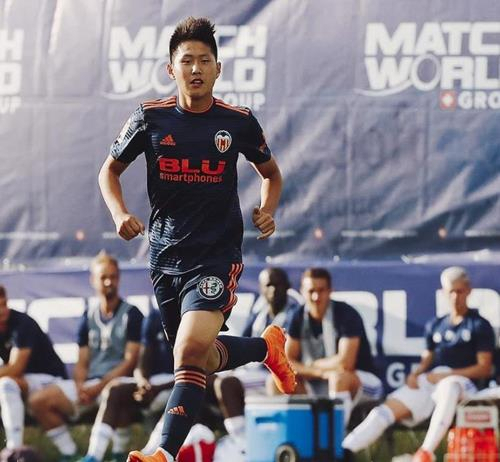 스페인 프로축구 무대에서 뛰는 기대주 이강인(17·발렌시아)이 프리시즌에 5경기 연속 교체 출전하며 1군 무대 데뷔골까지 터뜨렸다. 연합뉴스