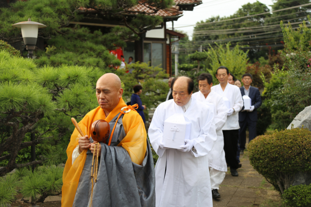12일 오후 일본 도쿄도(東京都) 히가시무라야마(東村山) 시 사찰 국평사(國平寺)에서