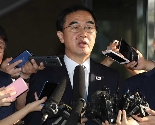 남북고위급 회담 우리 측 수석대표인 조명균 통일부 장관이 13일 오전 서울 종로구 남북회담본부에서 출발에 앞서 소감을 밝히고 있다. 연합뉴스
