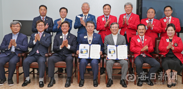 국제라이온스협회356-E(경북)지구와 매일신문사는 상호신뢰와 협력을 바탕으로 상호간 교류향상을 위한 상호 업무 협약식을 13일 매일신문사 3층 회의실에서 가졌다. 윤상훈(앞줄 왼쪽 네 번째) 국제라이온스협회356-E(경북)지구 총재와 이상택(앞줄 왼쪽 다섯 번째) 매일신문 사장이 협약서에 서명한 뒤 경북 지역 부총재들과 함께 기념촬영을 하고 있다. 성일권 기자 sungig@msnet.co.kr