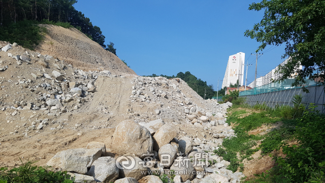 안동 정하동 우회도로 건설을 두고 안동시와 주민들이 마찰을 빚고 있다. 도시계획 일몰제로 2년 내에 장기미집행된 도시계획 상 도로를 건설해야 하는 안동시와 산림훼손 등을 이유로 도로 건설을 반대하는 주민과의 입장차가 좀처럼 좁혀지지 않고 있다. 전종훈 기자